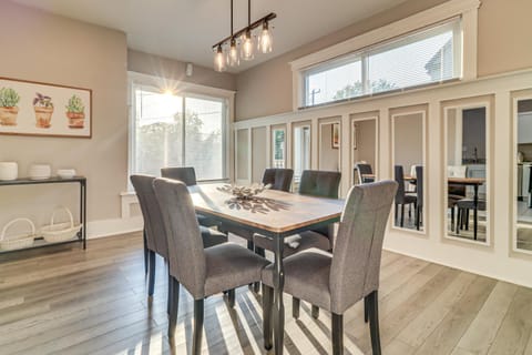 3 Mi to Dtwn Detroit Spacious Home with Yard! House in Windsor