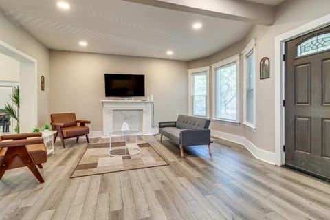 3 Mi to Dtwn Detroit Spacious Home with Yard! House in Windsor