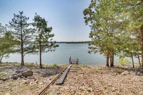Boat Lift and Deck Lakefront Retreat in Shell Knob House in Table Rock Lake
