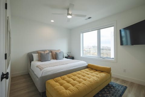 Bed, TV and multimedia, Photo of the whole room, Bedroom