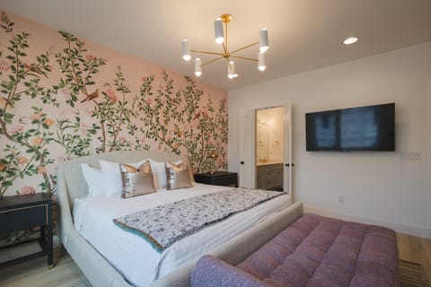 Bed, TV and multimedia, Photo of the whole room, Bedroom