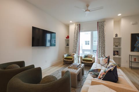 Communal lounge/ TV room, TV and multimedia, Living room, Seating area, Evening entertainment