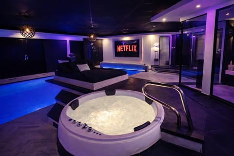 Hot Tub, TV and multimedia, Pool view, Swimming pool