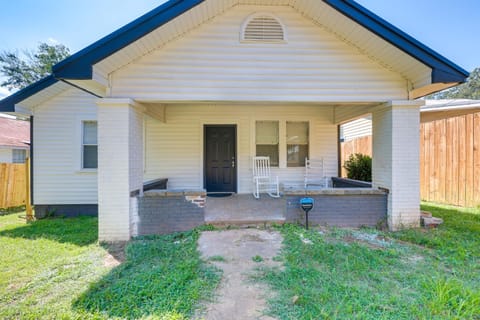 17 Mi to Birmingham Renovated Home with Deck House in Bessemer