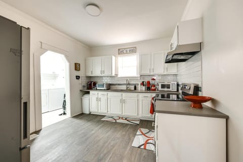 17 Mi to Birmingham Renovated Home with Deck House in Bessemer