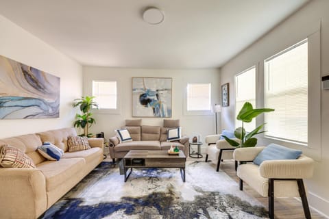 17 Mi to Birmingham Renovated Home with Deck House in Bessemer