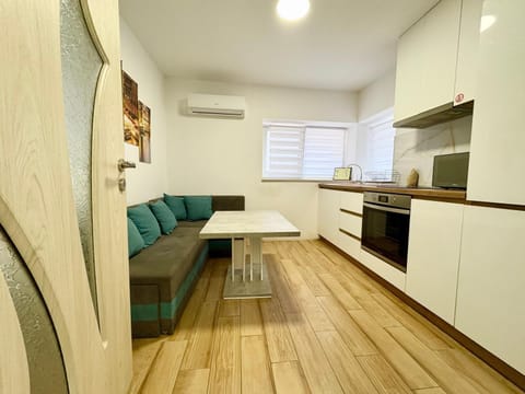 Living room, internet, kitchen, air conditioner