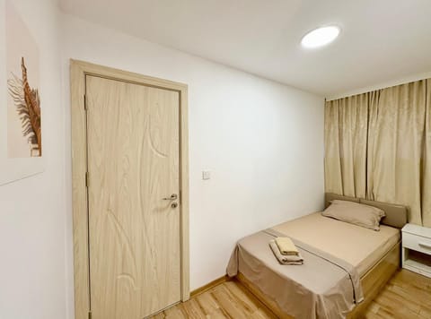 Bed, Photo of the whole room, Bedroom, internet, towels, air conditioner