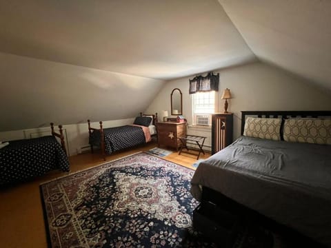 5 bedroom Cape with a pool and large yard House in Orleans