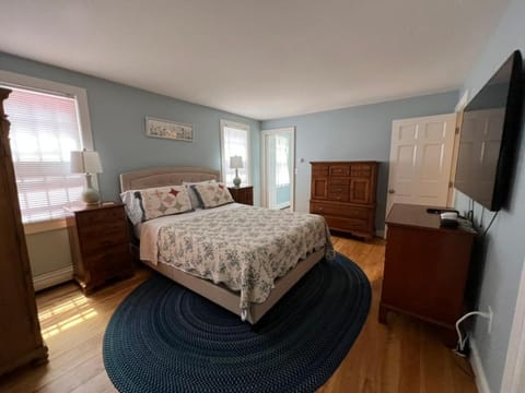 5 bedroom Cape with a pool and large yard House in Orleans