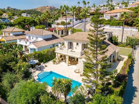 Property building, Neighbourhood, Bird's eye view, Pool view, Street view, Swimming pool, Location