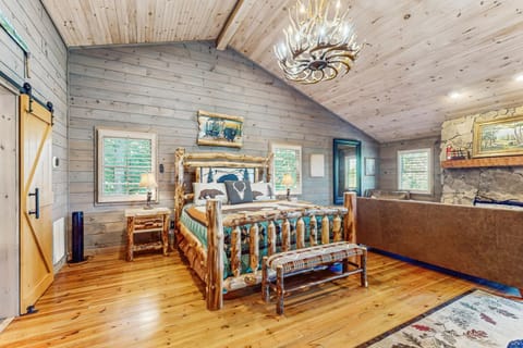 The Bear Necessities House in Blue Ridge Lake