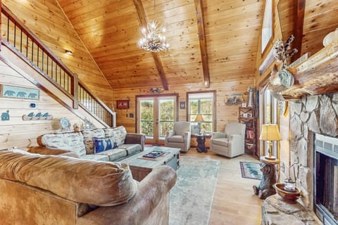 The Bear Necessities House in Blue Ridge Lake