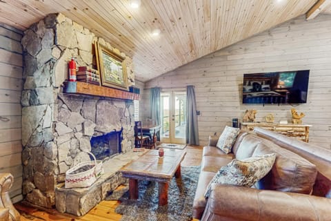 The Bear Necessities House in Blue Ridge Lake