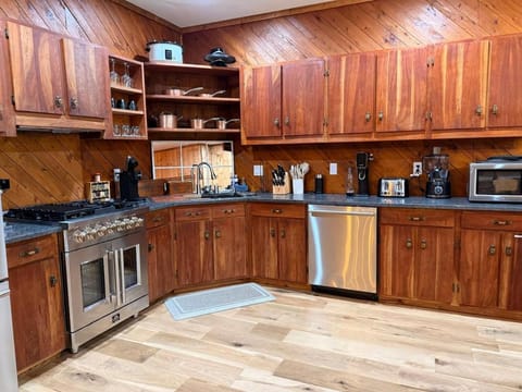 Secluded, Luxuriously Remodeled, Gaming, Hot Tub! House in Ohio