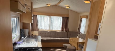 TV and multimedia, Kitchen or kitchenette, Living room, Seating area, air conditioner