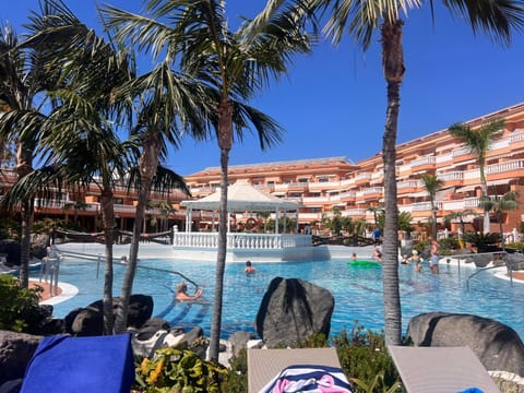 Day, People, Swimming pool, sunbed