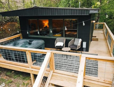 Property building, Patio, Facade/entrance, Hot Tub, Balcony/Terrace