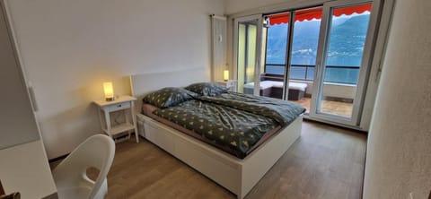 Bed, Natural landscape, Photo of the whole room, Bedroom, Mountain view