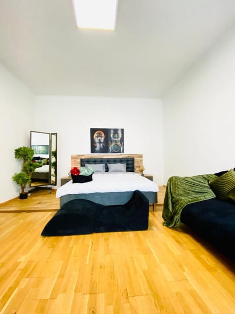 Property building, Bed, TV and multimedia, Bedroom