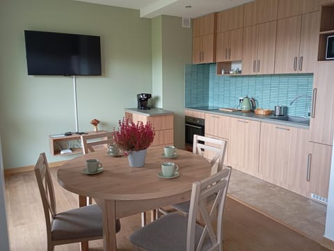 TV and multimedia, Kitchen or kitchenette, Dining area, stove