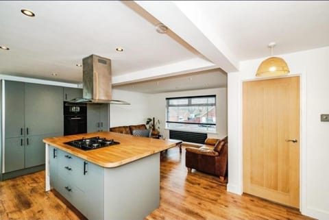 Day, Coffee/tea facilities, Living room, Food and drinks, Seating area, dishwasher, microwave, oven, storage, stove, toaster, washing machine, kitchen