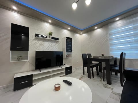 TV and multimedia, Living room, Seating area, Dining area