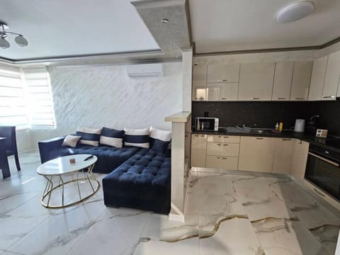 Kitchen or kitchenette, Seating area, stove