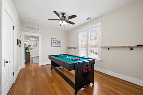 Double Game Rooms! - 4BR Only 7 Min to Ark House in Williamstown