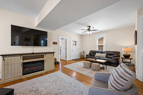 Double Game Rooms! - 4BR Only 7 Min to Ark House in Williamstown