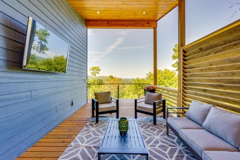 Mtn-View Decks and Fire Pit Quiet Brasstown Escape House in Tennessee