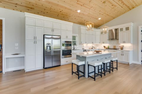 Mtn-View Decks and Fire Pit Quiet Brasstown Escape House in Tennessee