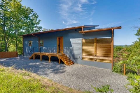 Mtn-View Decks and Fire Pit Quiet Brasstown Escape House in Tennessee