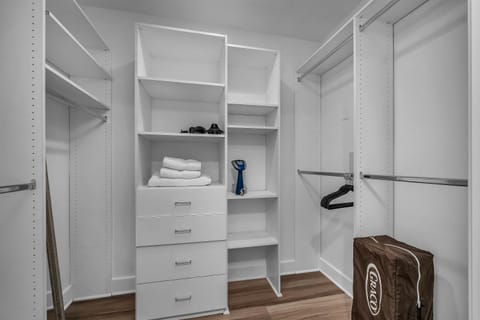 Amazing Spacious Unit in Heart of LA- Melrose district Apartment in West Hollywood