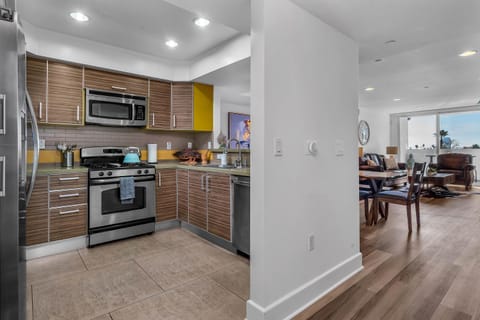 Amazing Spacious Unit in Heart of LA- Melrose district Apartment in West Hollywood