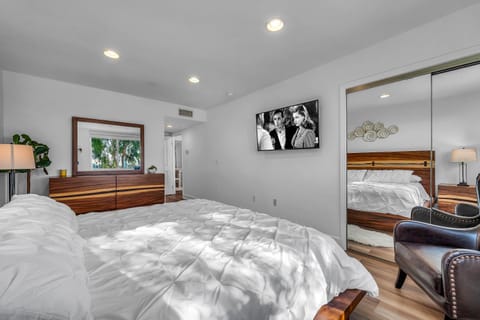 Amazing Spacious Unit in Heart of LA- Melrose district Apartment in West Hollywood