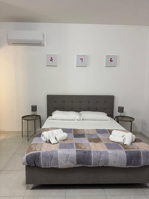 Bed, Bedroom, towels, air conditioner