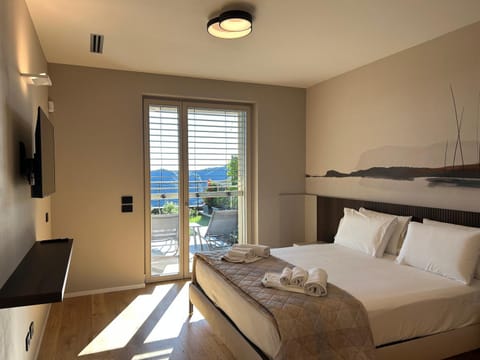 Bed, Photo of the whole room, Bedroom, flat iron, towels