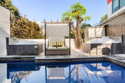 Loft lujo estilo y diseño, alberca, Cuernavaca somos los únicos en ofrecerte 2 jacuzzis tipo Spa con agua caliente y sistema de hidromasaje, alberca con calefacción ecológica, amplia cama de alberca, 3 pantallas, terraza privada con asador de carbon, WiFi Apartment in Cuernavaca