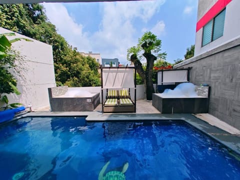 Loft lujo estilo y diseño, alberca, Cuernavaca somos los únicos en ofrecerte 2 jacuzzis tipo Spa con agua caliente y sistema de hidromasaje, alberca con calefacción ecológica, amplia cama de alberca, 3 pantallas, terraza privada con asador de carbon, WiFi Apartment in Cuernavaca