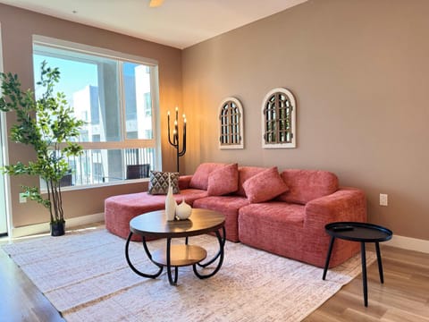 TV and multimedia, View (from property/room), View (from property/room), Living room, Decorative detail, Seating area, Evening entertainment, City view