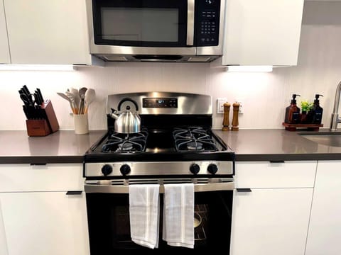 Coffee/tea facilities, Kitchen or kitchenette, Food and drinks, Food, microwave, oven, stove, toaster