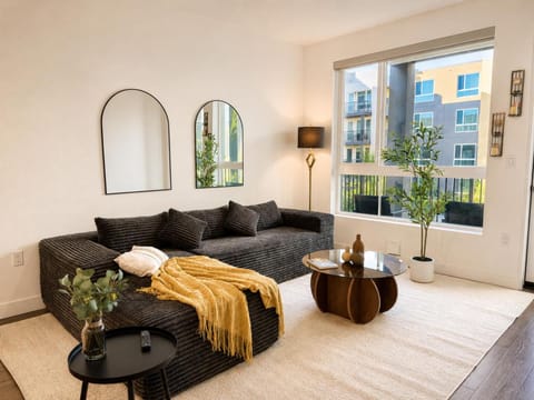 TV and multimedia, Living room, Decorative detail, Seating area, internet, air conditioner