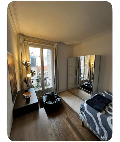 Bed, Photo of the whole room, Seating area, Bedroom