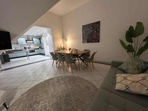 Kitchen or kitchenette, Living room, Seating area, Dining area, stove