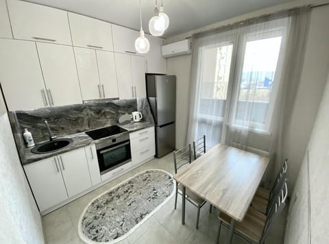 Kitchen or kitchenette, Seating area, oven