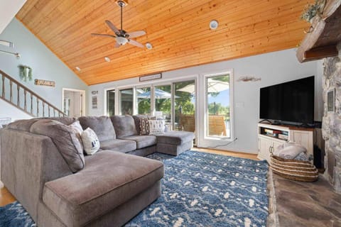 View (from property/room), Living room, Lake view