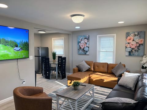 Communal lounge/ TV room, TV and multimedia, Kitchen or kitchenette, Living room, Seating area, Dining area