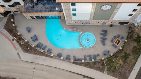 Property building, Day, Bird's eye view, Pool view, Swimming pool, Location