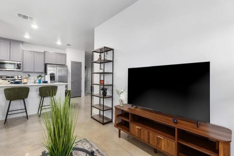 NEW 1 Story Townhome 6 BDs 5 Mile Baylor Scott & White Fenced Backyard - Professionally Managed by Stay Albatross House in Temple